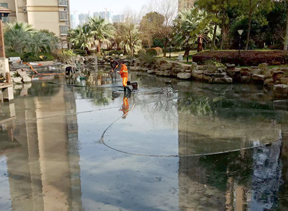沙田镇景观池淤泥清理