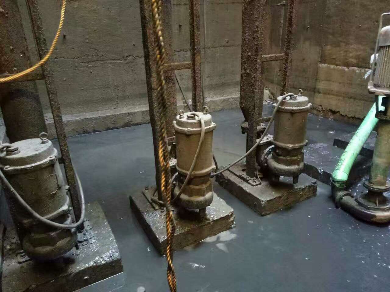 沙田镇污水池清理